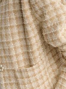 Nöista 这款奶油色格纹粗花呢短款外套，为您的衣橱增添一抹优雅！圆领设计，闪亮的纽扣点缀，修身剪裁，尽显时尚格调，是提升秋冬女装造型的完美之选。搭配牛仔裤，打造休闲优雅造型；叠穿其他单品，则可展现精致的巴黎风情。无论是办公室、早午餐，还是任何您想要展现轻松优雅气质的场合，它都是您的理想之选！ - 杏色 - 查看 7