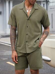 Manfinity Homme Bộ áo sơ mi tay ngắn có nút màu trơn phía trước và quần short có túi cho nam - xanh quân đội - Xem 3