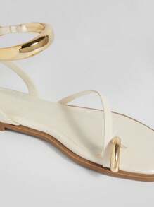 Solezae 女士方形镀金踝带环趾亮面PU人字拖凉鞋|从海滩到俱乐部的百搭之选 - 白色 - 查看 5