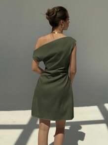 Aloruh 优雅不对称单肩性感收腰修身纯白色迷你休闲连衣裙 - 軍綠色 - 查看 2
