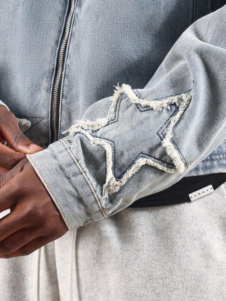 Kurtka jeansowa z aplikacją w gwiazdki i surowymi krawędziami