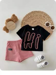 嬰兒男孩字母紋短袖毛衣+裝飾徽章+休閒短褲套裝，圓領常規袖型