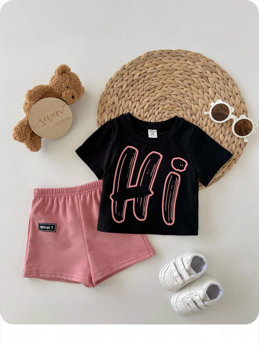 嬰兒男孩字母紋短袖毛衣+裝飾徽章+休閒短褲套裝，圓領常規袖型