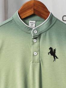 SHEIN Bộ 2 chiếc/bộ áo thun cổ đứng thoải mái cho bé trai màu tương phản thời trang thường ngày đa năng hàng ngày áo thun dệt kim và quần short dệt, thích hợp cho mùa xuân/hè, hàng ngày, thể thao, đi chơi, đi học, tụ tập, ngày lễ, biểu diễn và chụp ảnh - Màu xanh Bạc hà - Xem 7