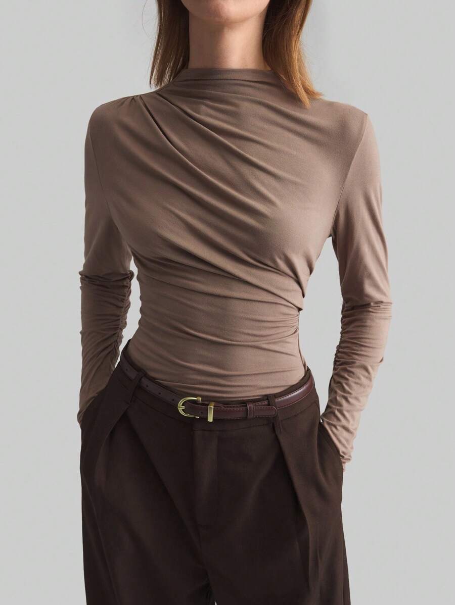 Ontre 2025 春季新款女士褶皱领长袖基础款T恤，不规则下摆褶皱长袖纯色翻领T恤，商务休闲办公低调复古高品质都市通勤高端机场时尚高级面料 - 咖啡棕 - 查看 1
