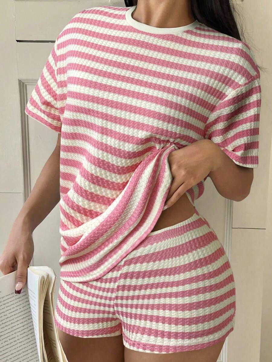 SHEIN EZwear Bộ 2 áo thun kẻ sọc mùa hè và quần short trang phục thường ngày - Hồng - Xem 1