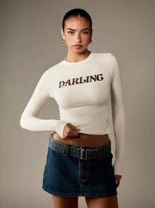 MISSGUIDED Camiseta básica de manga larga con eslogan "Darling", top corto ajustado, camiseta elástica con cuello redondo, moda de declaración de estética Y2K para otoño e invierno