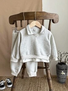 SHEIN 2 件套男婴幼儿新生儿 0-3 岁休闲燕麦色 Polo 领运动衫 + 裤子套装，适合日常穿着和外出，秋冬季 - 卡其色 - 查看 7