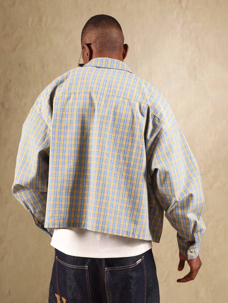 Kurzes kariertes Button-Down-Hemd mit überschnittenen Schultern