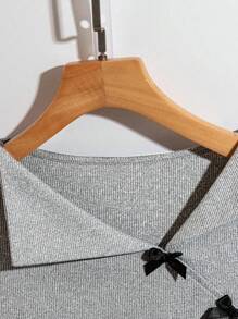 SHEIN LUNE 大码女式休闲不对称蝴蝶结装饰T恤，夏季优雅蝴蝶结装饰外出翻领短袖修身不对称下摆经典优雅T恤 - 灰色 - 查看 3