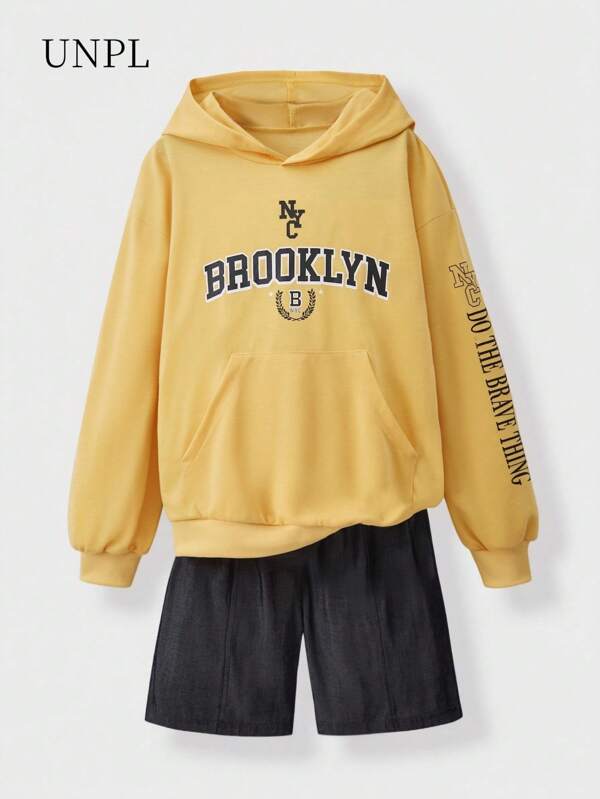 SHEIN 青少年男孩两件套休闲城市字母印花连帽衫和黑色短裤套装，适合日常、上学和户外穿着