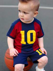 SHEIN 2件套男婴/女婴运动风红蓝条纹球衣上衣和短裤套装，巴塞罗那队款，适合室内、室外、休闲、运动、玩耍、派对、拍照、度假、比赛、春夏穿着。男婴足球服套装，男婴足球套装，男婴夏季服装。 - 藍色 - 查看 6