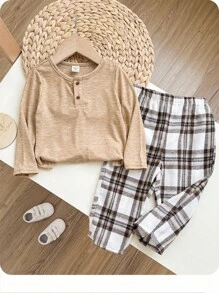 男婴针织柔软纯色圆领长袖套头衫和格纹裤家居服套装，适合圣诞节