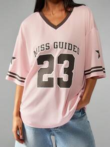 MISSGUIDED Áo thun bóng đá cỡ lớn, số áo kiểu đại học, cổ chữ V, dáng rộng, phong cách thể thao Mỹ cổ điển, tinh thần đồng đội, thời trang thường ngày, phong cách đường phố, sinh viên đại học, World Cup 2026, thể thao sành điệu, ngày thi đấu, phong cách đường phố, áo đấu bóng đá nam tính. - Hồng - Xem 1