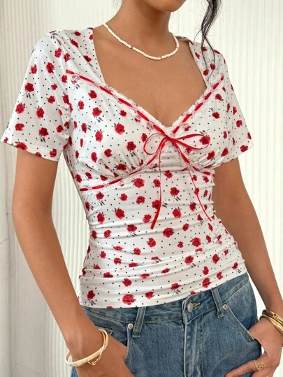 Roylia Camiseta ajustada de manga corta con cuello de corazón, estampado de lunares y flores, y encaje de contraste