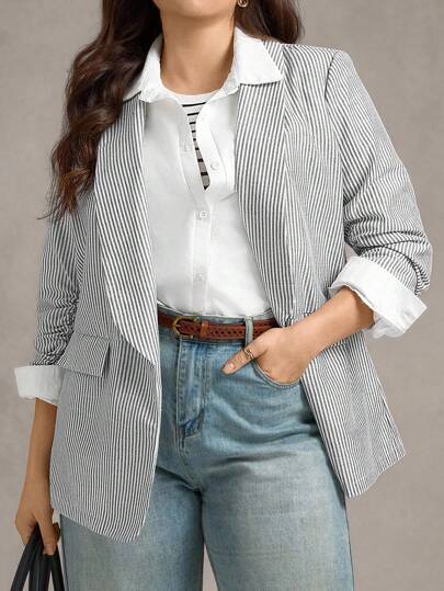 Zelara بلايزر مخطط بأكمام طويلة مقاس كبير للخريف والعودة إلى المدرسة والأعمال الرسمية الكاجوال للمرأة، بلايزر كاجوال مقاس كبير للمرأة باللون الخاكي مع طوق كلاسيكي وأكمام طويلة مجمعة في الأساور. هذا الخارجي المنسوج القصير يتميز بخصر قابل للتعديل بسحاب للحصول على مظهر مميز