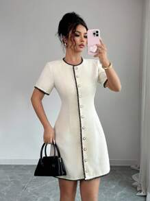 Rafferiza 优雅商务通勤圆领修腰短袖纽扣杏色女士短款连衣裙，春夏