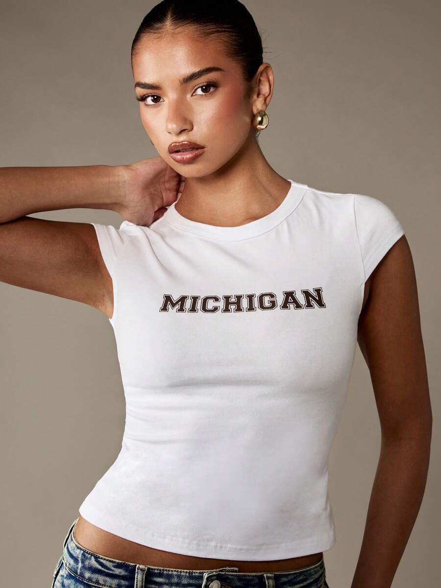 MISSGUIDED Michigan Varsity Stil Baby T-Shirt College Beschriftung Baumwolle Crop Top Kurzarm Sommer Campus Tragen Lässige Passform Mode Statement Basic T-Shirt Universitäts-Studentenbekleidung - Weiss - Übersicht 1
