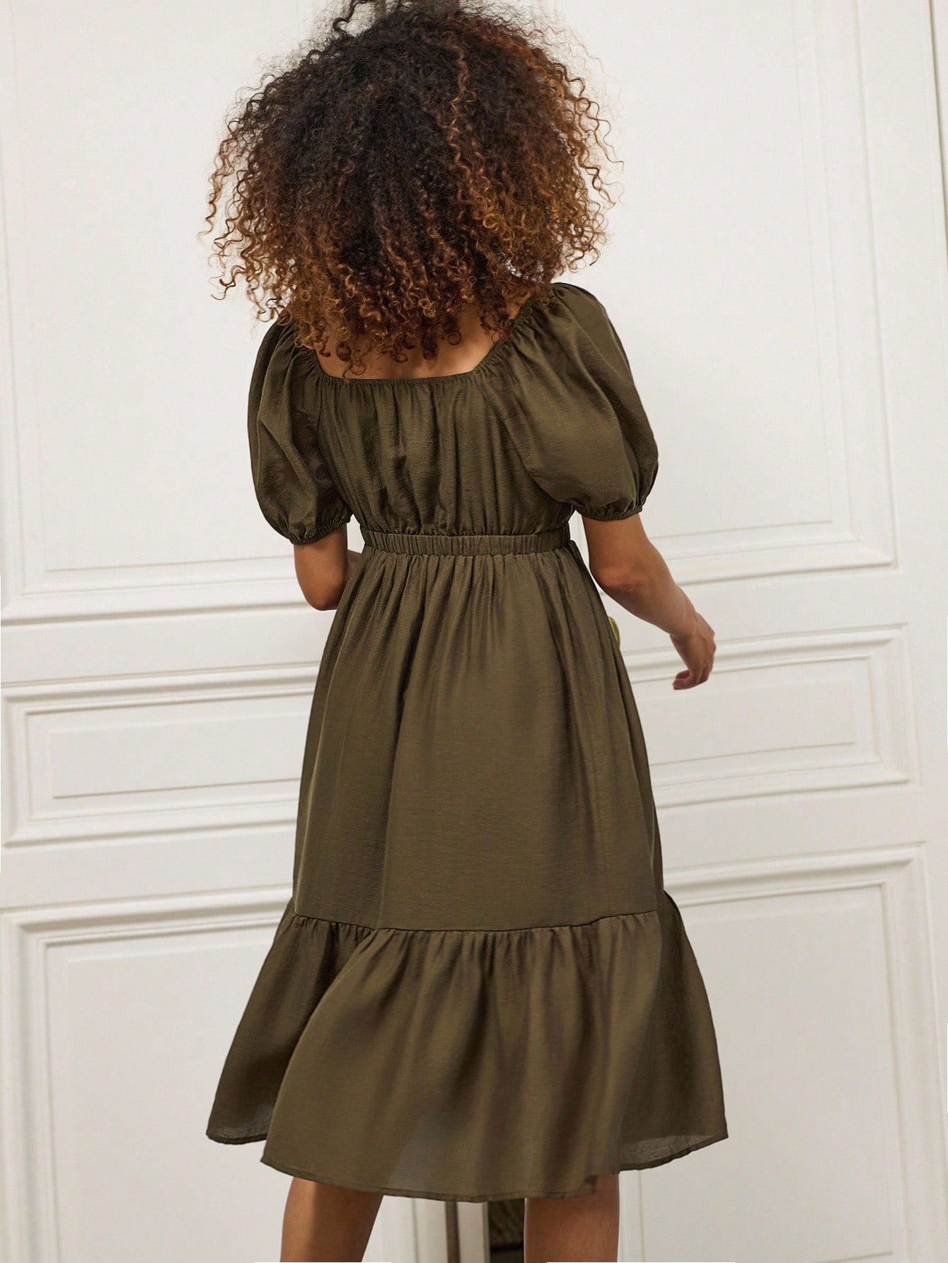 Olivgrünes Midi-Kleid mit Puffärmeln, quadratischem Ausschnitt und Knopfleiste, Kleid für Schule und Ausgehen