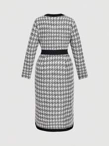 SHEIN MOD Vestido de Tricô Longo Elegante com Estampa de Pied-de-poule Plus Size, Decoração com Botão Metálico em V, Elegante Vintage - Preto e Branco - Visão 8
