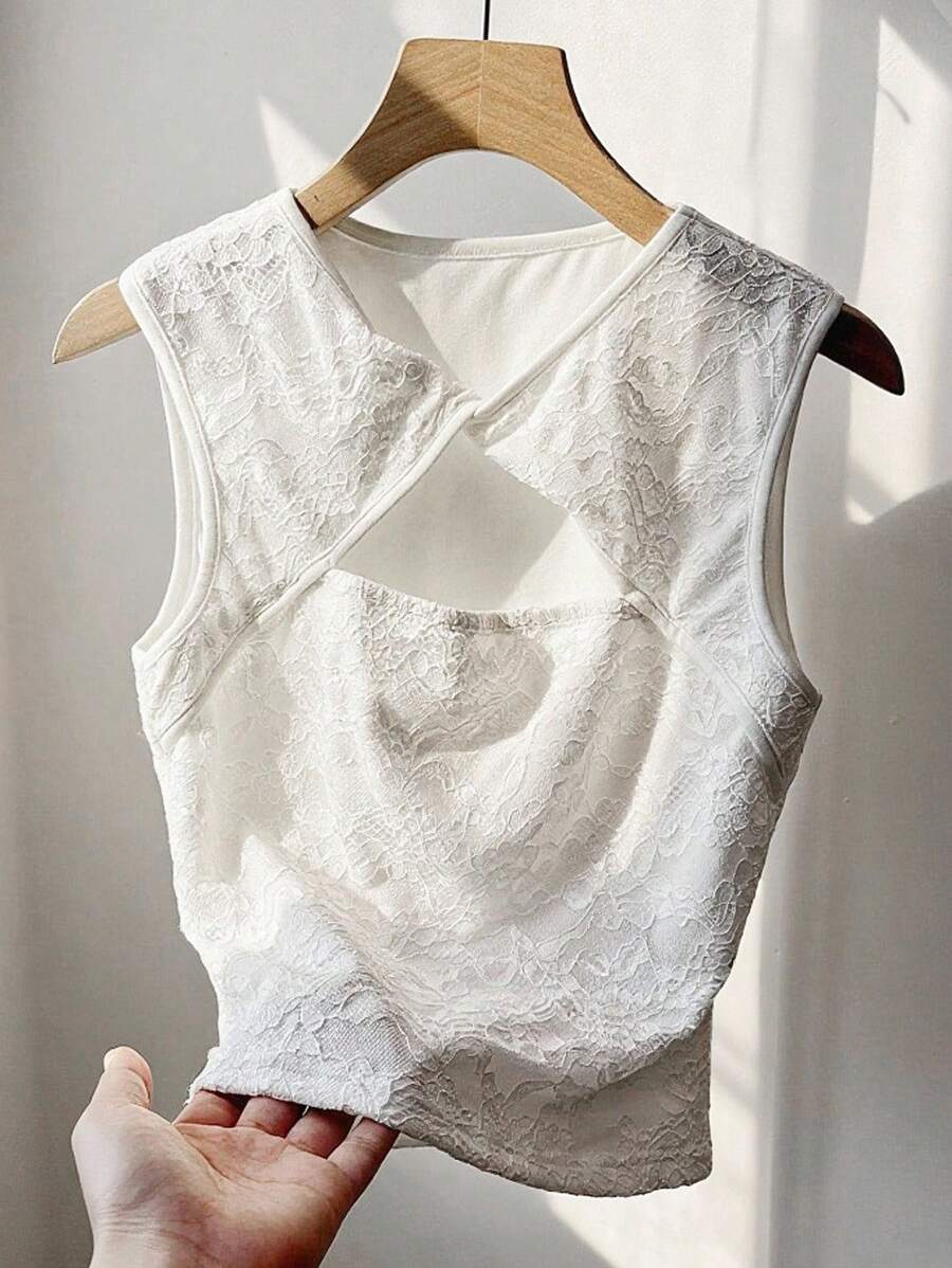 Franclia Débardeur en dentelle romantique pour femmes, vêtement tout blanc avec découpe torsadée à l'avant, idéal pour l'université - Blanc - Voir 1