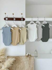 SHEIN Vintaside Kids Conjunto de 6 bodys sin mangas de verano multicolor para bebés niños, que incluyen los colores negro, blanco, gris, albaricoque oscuro, azul claro, caqui claro y otros colores clásicos