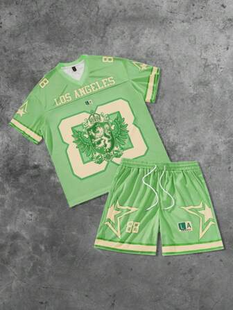 Prep Conjunto de uniforme de baloncesto con camiseta de manga corta de cuello en V con estampado de insignia y letras, y pantalones cortos con cordón en la cintura, estilo deportivo casual de universidad para hombre