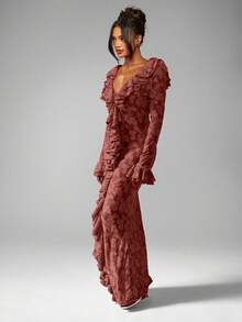 MISSGUIDED Robe de soirée longue à manches longues et volants, en jacquard floral. Robe de cérémonie élégante pour mariage, occasions spéciales et événements formels. Longueur au sol.