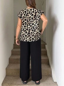 SHEIN LUNE Plus Size Women 2 Pieces Set: Ditsy Floral Cap Sleeve Top With Bowknot And Plain Wide Leg Pants Summer Boho Old Money Summer Outfits For Women Spring Break Rave Outfits Festival Spring Break Outfits CasualElegant Floral Vacation Outfits Woman Easter Dress Easter Outfit Women Fall Women Clothes School Clothes Country Outfits Women Vintage Clothes Women Teacher Outfits For Women