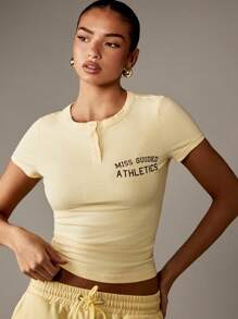 MISSGUIDED 婴儿 T 恤复古运动校队风格短款纽扣前上衣学院运动休闲街头服饰休闲春夏青年时尚 - 黃色 - 查看 4