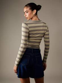 MISSGUIDED ملابس علوية كروب ذو أكمام طويلة مخطط بطراز رجعي، قطعة أساسية للطبقات، تفاصيل أزرار، نسيج مضلع مناسب للخريف والشتاء - رمادي - مشاهدة 2