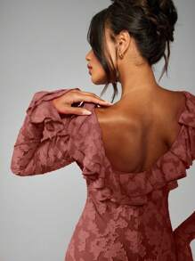 MISSGUIDED Robe de soirée longue à manches longues et volants, en jacquard floral. Robe de cérémonie élégante pour mariage, occasions spéciales et événements formels. Longueur au sol.