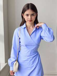 SHEIN Tween-Mädchen Lässiges Vintage Academy Hemdkleid mit blau-weiß gestreiftem Hemdkragen, Überzug, Rüschenwickel, asymmetrischem Saum und langen Ärmeln, für Ausflüge, Versammlungen, Partys und mehr - Blau - Übersicht 1