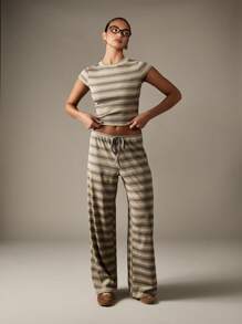 MISSGUIDED Striped Fitted Short Sleeve Crop Top Ribbed Knit Basic Summer Casual Form Fitting T-Shirt Y2K Style Minimalist Essential Retro Inspired 90s Fashion - Grey - View 5