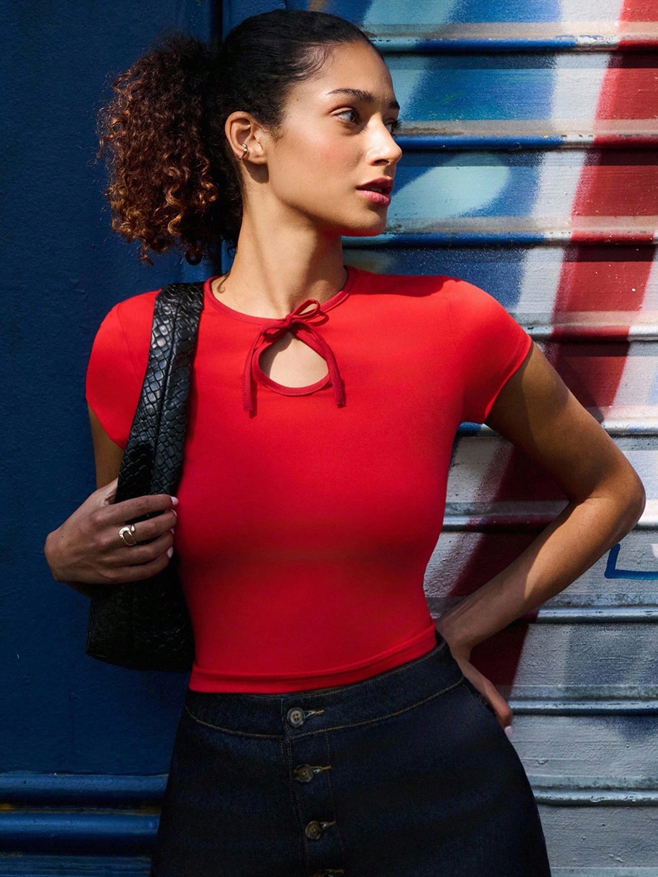 赤いフィットした半袖Tシャツ、前面にキーホールとリボンのディテール、可愛らしい秋のトップス、外出、学校、春夏のトップス