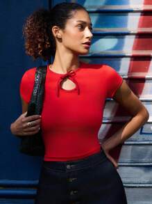 lacRébo 修身红色短袖 T 恤，正面带锁孔和蝴蝶结细节，可爱秋季上衣，外出装，返校上衣 - 紅色 - 查看 1