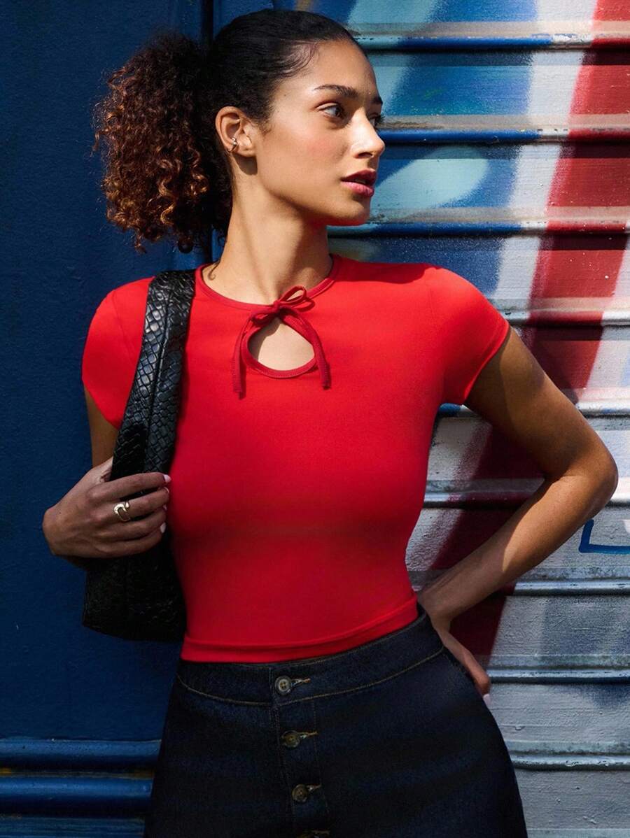 lacRébo 修身红色短袖 T 恤，正面带锁孔和蝴蝶结细节，可爱秋季上衣，外出装，返校上衣 - 紅色 - 查看 1