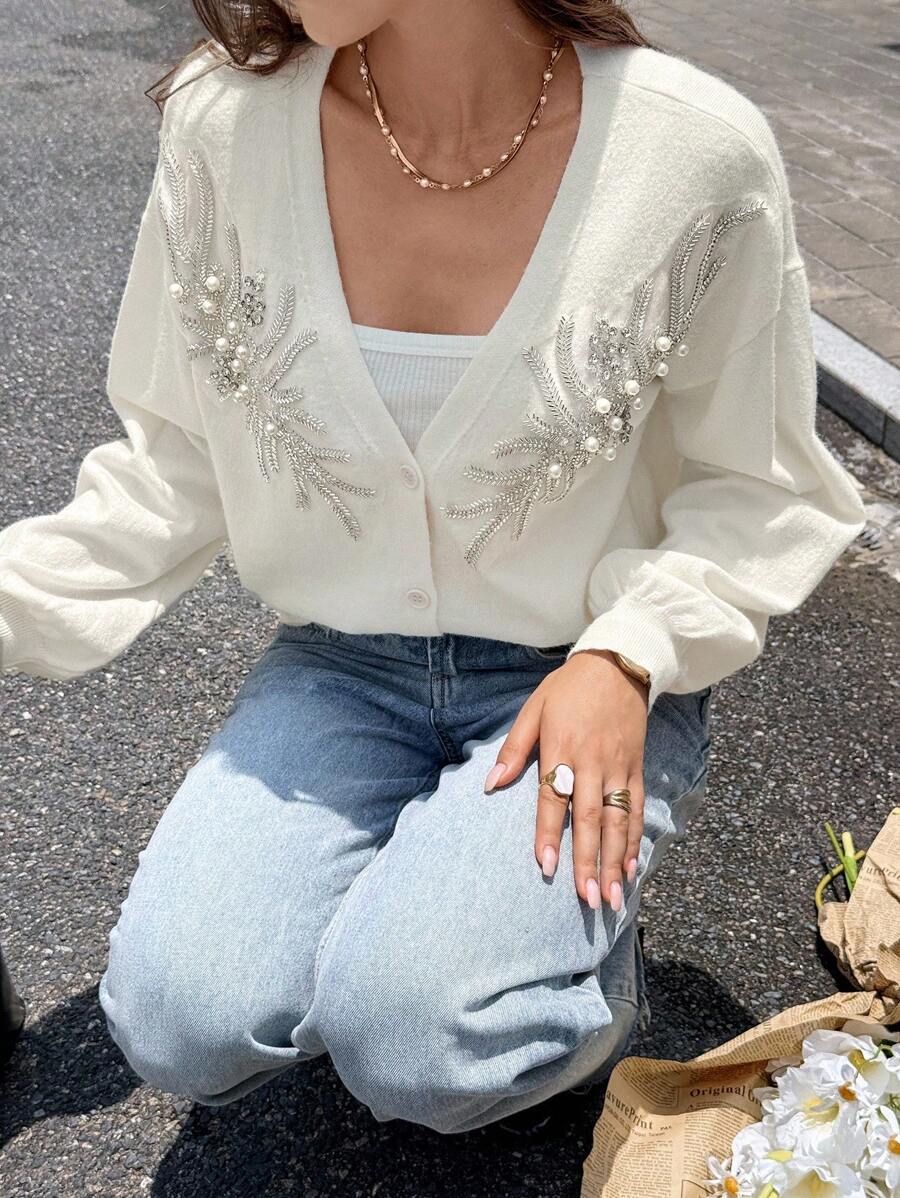 Serisse 女款仿珍珠装饰落肩长袖单排扣针织毛衣开衫，人造水钻、亮片刺绣拼布装饰设计，适合秋季单穿，冬季毛衣开衫，毛绒质感厚度适中保暖毛衣面料，优雅浪漫通勤，秋季 - 杏色 - 查看 1