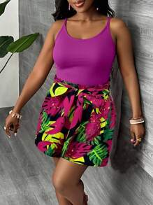 Set da 2 pezzi composto da top a canotta minimalista di colore fucsia e pantaloncini con stampa foglie all-over