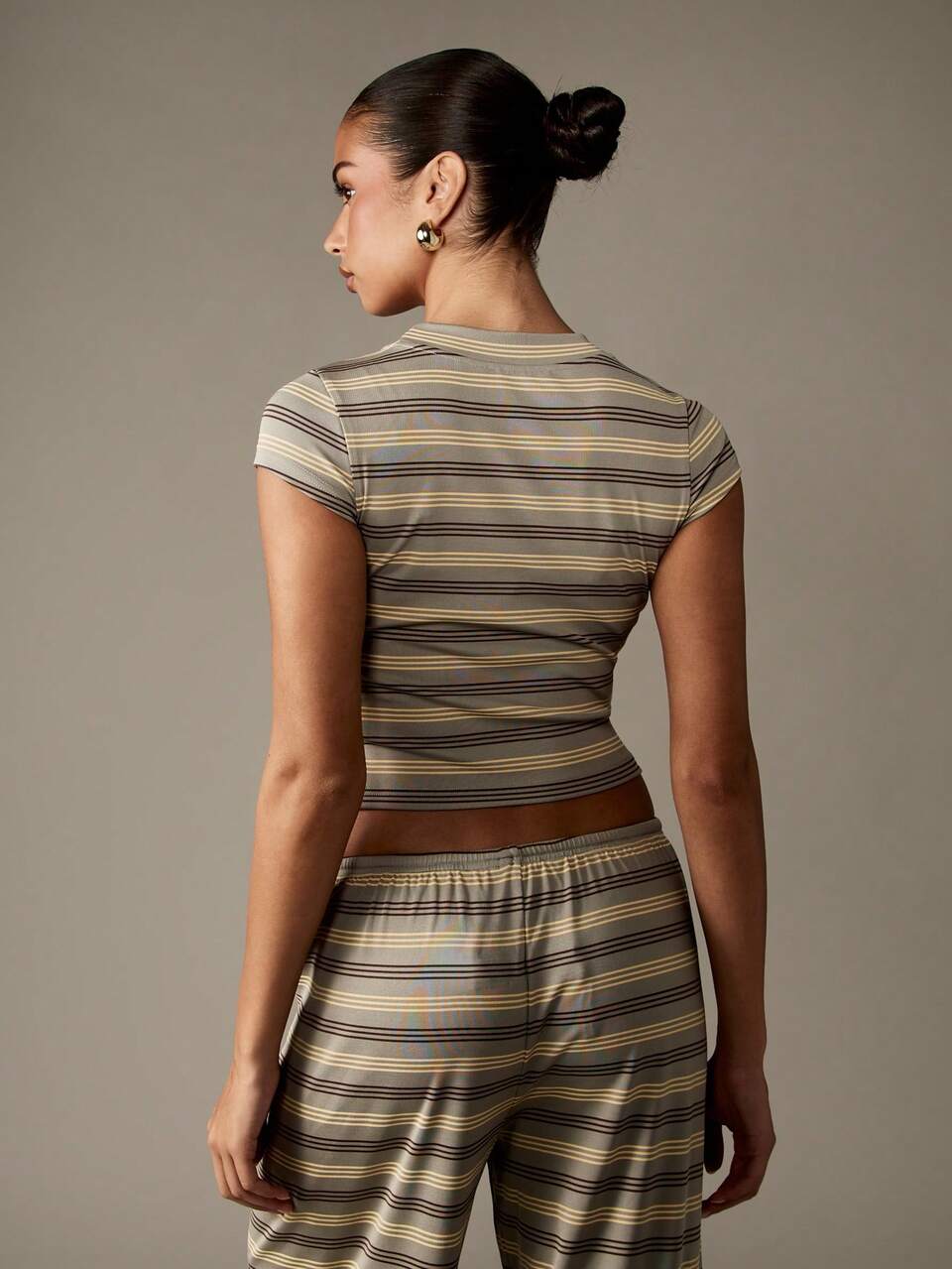 MISSGUIDED Striped Fitted Short Sleeve Crop Top Ribbed Knit Basic Summer Casual Form Fitting T-Shirt Y2K Style Minimalist Essential Retro Inspired 90s Fashion