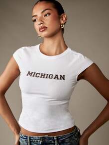 MISSGUIDED Michigan Varsity Stil Baby T-Shirt College Beschriftung Baumwolle Crop Top Kurzarm Sommer Campus Tragen Lässige Passform Mode Statement Basic T-Shirt Universitäts-Studentenbekleidung - Weiss - Übersicht 6