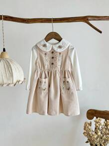 SHEIN 2 件套女婴幼儿 0-3 岁休闲日常乡村风格针织娃娃领衬衫和灯芯绒刺绣卡其色无袖连衣裙秋冬装 - 杏色 - 查看 5