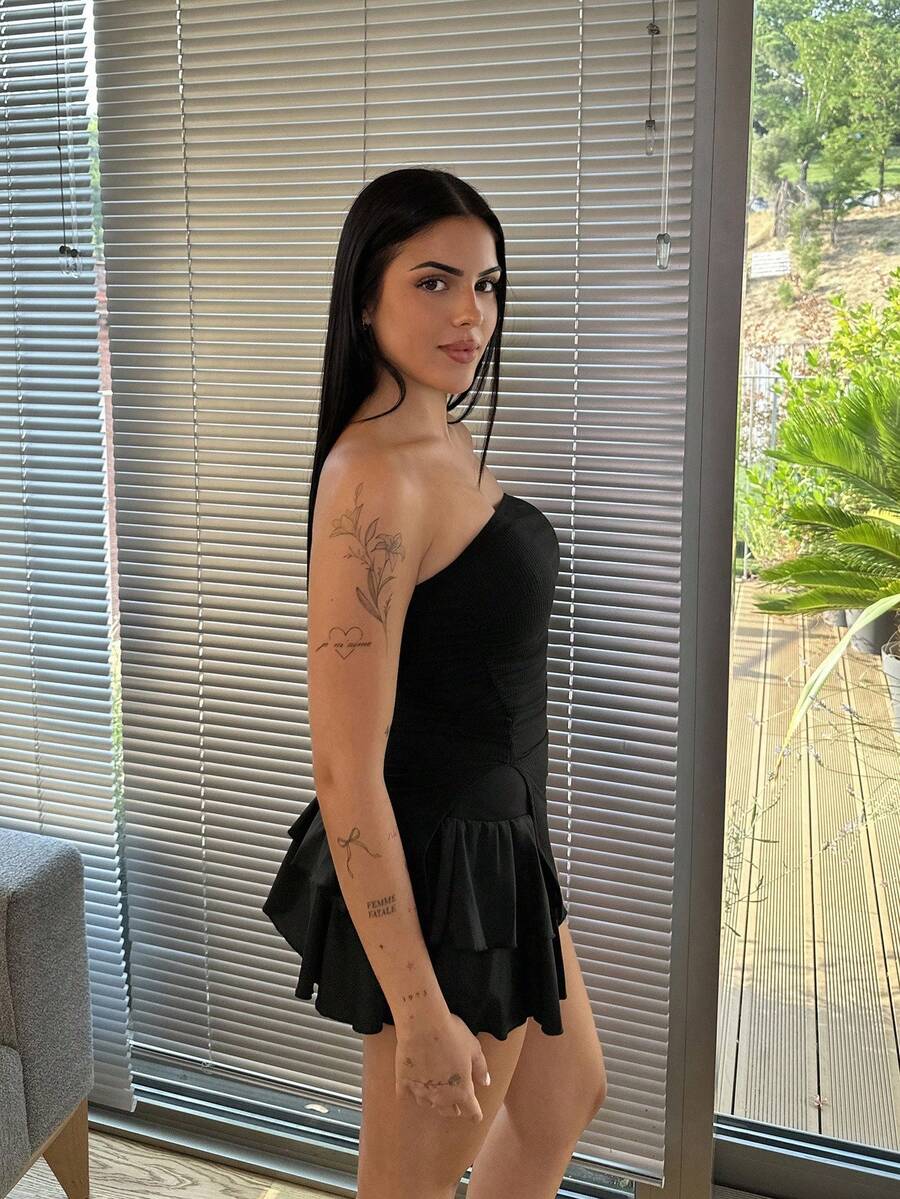 Lucia Bellido Atasan Tube Bandeau Wanita Warna Polos Hitam dengan Belahan di Bagian Bawah dan Detail Kerut - Kasual untuk Sehari-hari - Hitam - View 1