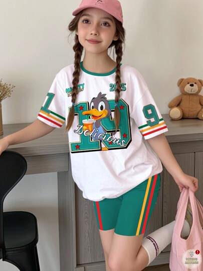 SHEIN 2 件套青少年女童休闲运动图案 T 恤和短裤套装，数字 19 印花，英文文字，卡通设计，校园风格，短袖 T 恤和短裤，适合夏季，舒适休闲，休闲装，酷炫服装系列，夏季儿童用品，返校季，夏季女童套装，时尚儿童，基本款，春夏韩版风格，儿童日常时尚，服装