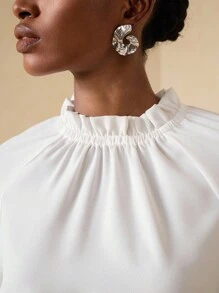 Lyxana Col froncé, fente au dos, bouton champignon, ourlet élastique, longueur courte, manches évasées, épaules froncées asymétriques, chemisier blanc élégant et décontracté, idéal pour de nombreuses occasions, à la mode et polyvalent pour le début de l'automne et le printemps - Blanc - Voir 3