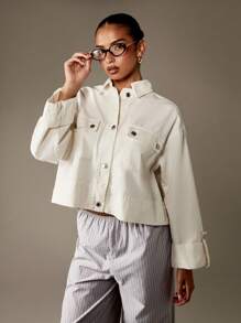 MISSGUIDED Chaqueta de camisa de mezclilla corta con botones, estilo utilitario inspirado en la ropa de trabajo, para mujer, casual, de algodón oversize, para primavera y otoño, color blanco crudo, con bolsillos y cierre de broches metálicos - Blanco - Ver 6