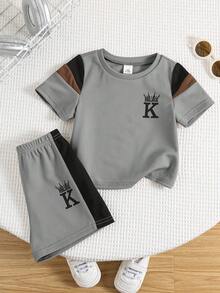 SHEIN Set de 2 piezas de camiseta de manga corta con bloque de color y gráfico de letras, y pantalones cortos para niño bebé en verano - Multicolor - Ver 3