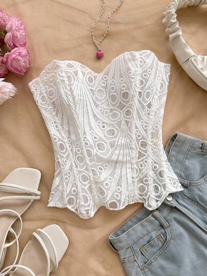 Soleia Top corset ajustado con encaje de doble capa y hombros descubiertos, estilo vanguardista y sexy para vacaciones, de moda europea y americana. Prenda moldeadora blanca con bordado calado, atuendo de noche para salir. Vestido de invitada de boda para mujer en otoño.