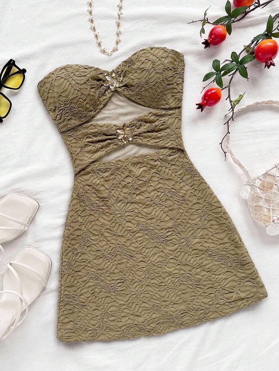 Soleia 女士度假露肩镂空花朵装饰金属扣针织纹理面料紧身迷你连衣裙，适合度假、音乐节、节日约会、下午茶、海滩 - 卡其色 - 查看 1