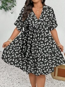 SHEIN Frenchy 大码女式V领短袖休闲假日黑白花裙，女士夏季连衣裙，飘逸连衣裙